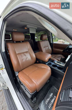 Позашляховик / Кросовер Toyota Sequoia 2011 в 