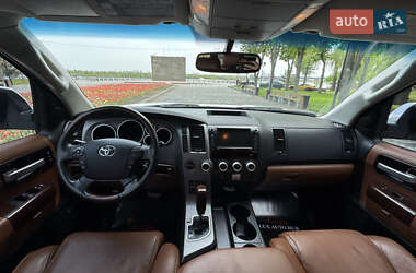 Позашляховик / Кросовер Toyota Sequoia 2011 в 