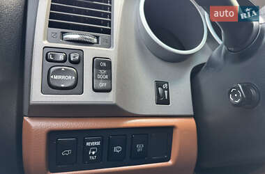 Позашляховик / Кросовер Toyota Sequoia 2011 в 