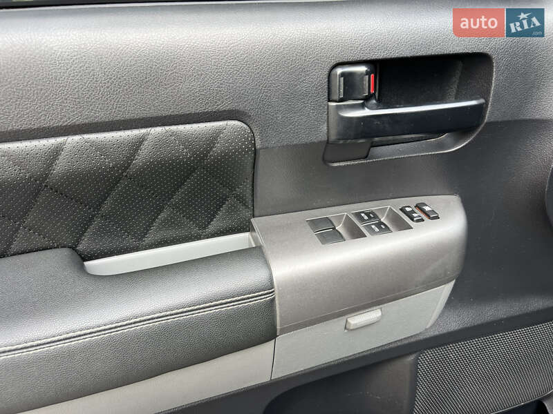 Позашляховик / Кросовер Toyota Sequoia 2015 в Дніпрі