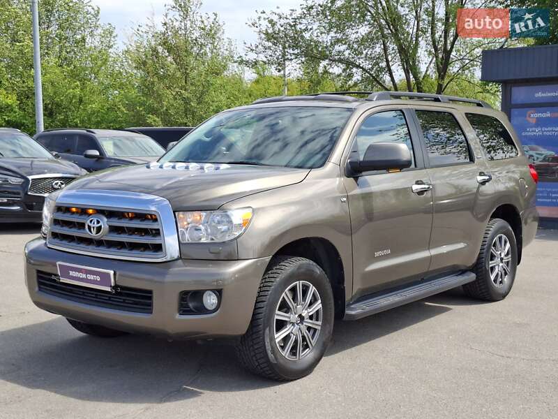Toyota Sequoia 2016
