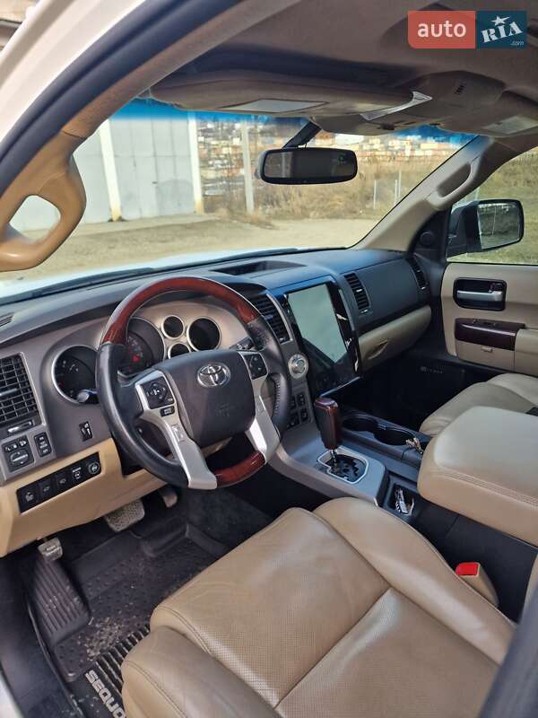 Внедорожник / Кроссовер Toyota Sequoia 2015 в Черновцах