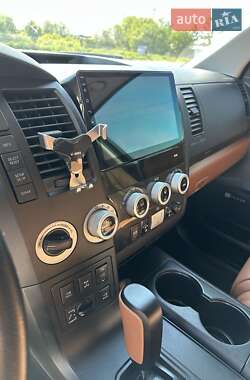 Внедорожник / Кроссовер Toyota Sequoia 2008 в 