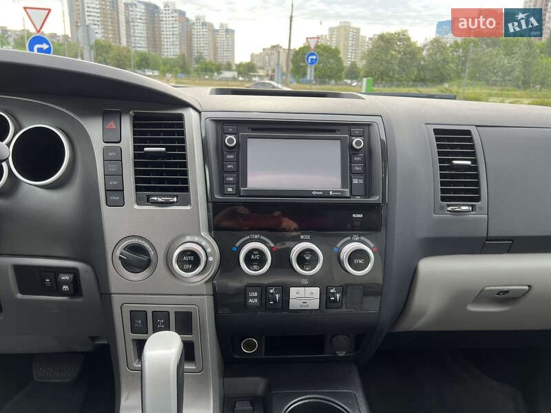 Внедорожник / Кроссовер Toyota Sequoia 2015 в Киеве
