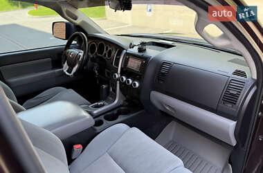 Внедорожник / Кроссовер Toyota Sequoia 2015 в 