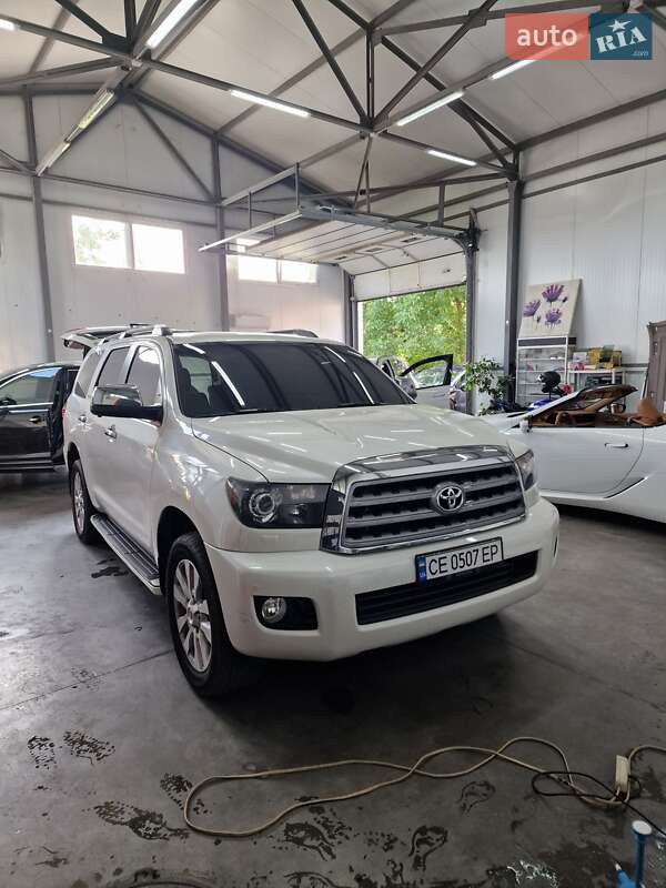 Внедорожник / Кроссовер Toyota Sequoia 2015 в Черновцах