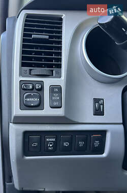 Внедорожник / Кроссовер Toyota Sequoia 2008 в 