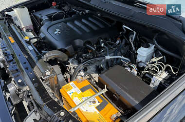 Внедорожник / Кроссовер Toyota Sequoia 2012 в 