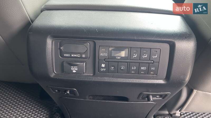 Внедорожник / Кроссовер Toyota Sequoia 2011 в Киеве