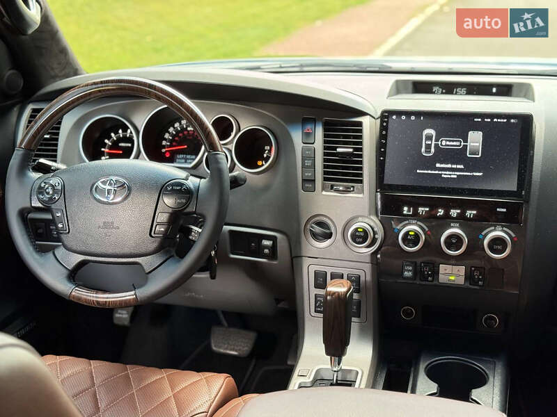 Позашляховик / Кросовер Toyota Sequoia 2010 в Києві