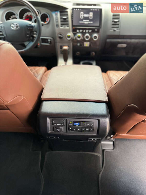 Позашляховик / Кросовер Toyota Sequoia 2010 в Києві