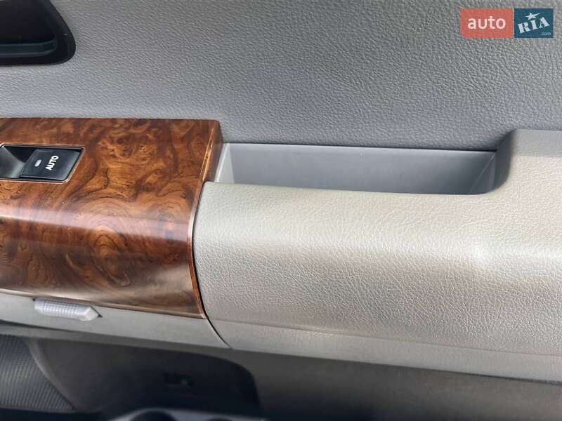Внедорожник / Кроссовер Toyota Sequoia 2010 в Днепре