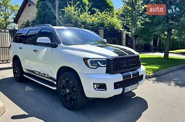 Внедорожник / Кроссовер Toyota Sequoia 2016 в 