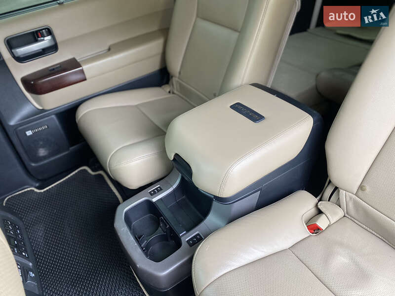 Позашляховик / Кросовер Toyota Sequoia 2012 в Києві