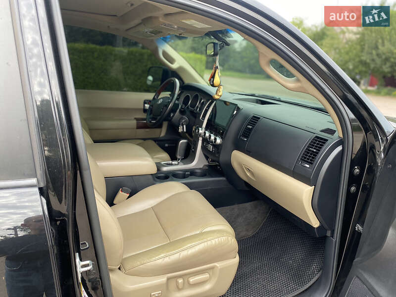 Позашляховик / Кросовер Toyota Sequoia 2012 в Києві