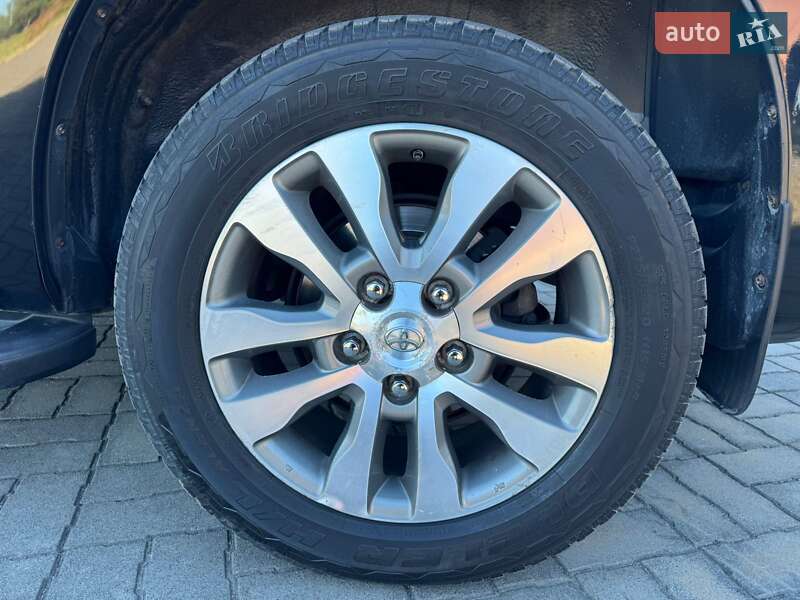 Позашляховик / Кросовер Toyota Sequoia 2013 в Києві