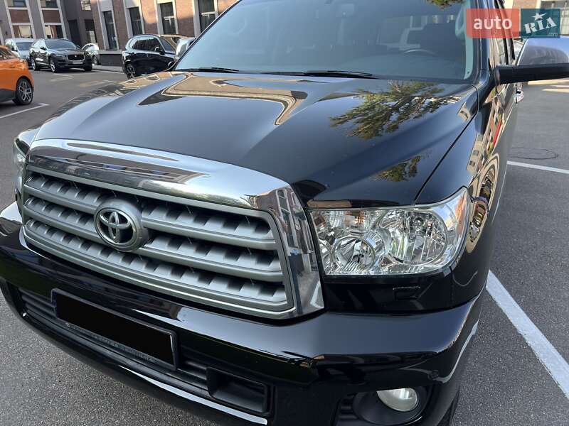 Внедорожник / Кроссовер Toyota Sequoia 2011 в Киеве