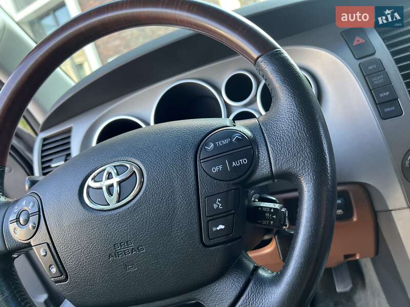 Внедорожник / Кроссовер Toyota Sequoia 2011 в Киеве