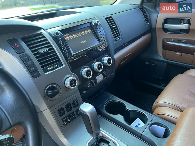 Внедорожник / Кроссовер Toyota Sequoia 2011 в Киеве