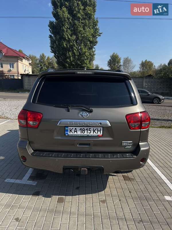 Позашляховик / Кросовер Toyota Sequoia 2013 в Києві