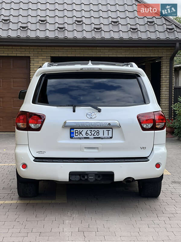 Позашляховик / Кросовер Toyota Sequoia 2018 в Володимирці