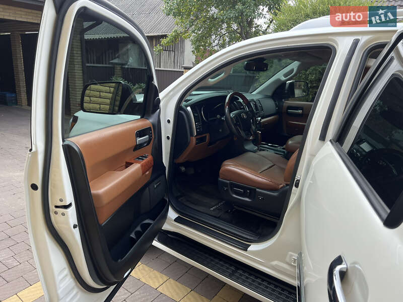 Позашляховик / Кросовер Toyota Sequoia 2018 в Володимирці