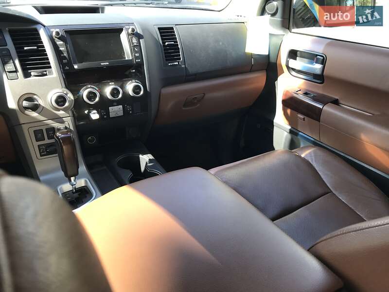 Внедорожник / Кроссовер Toyota Sequoia 2013 в Днепре