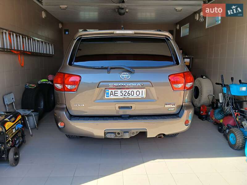 Внедорожник / Кроссовер Toyota Sequoia 2016 в Днепре