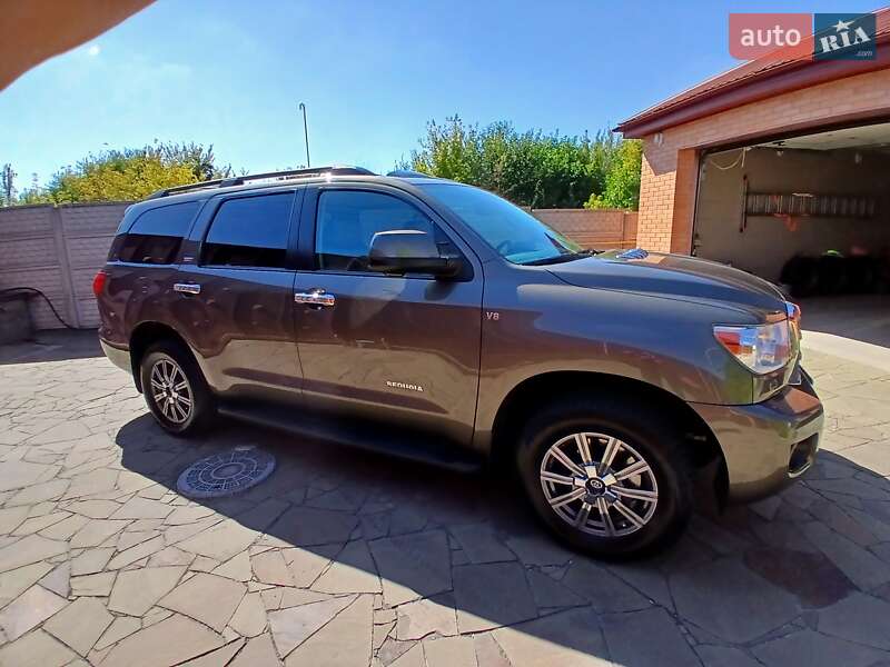 Внедорожник / Кроссовер Toyota Sequoia 2016 в Днепре