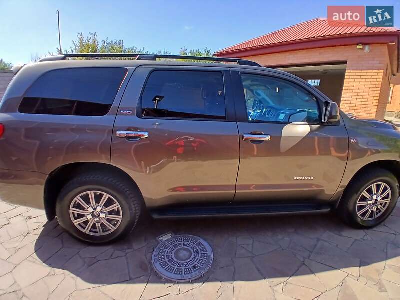 Внедорожник / Кроссовер Toyota Sequoia 2016 в Днепре