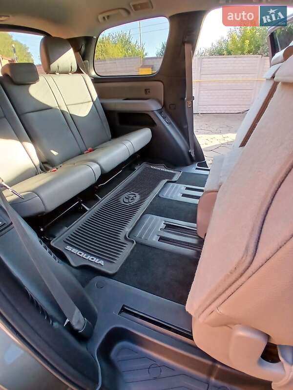Внедорожник / Кроссовер Toyota Sequoia 2016 в Днепре