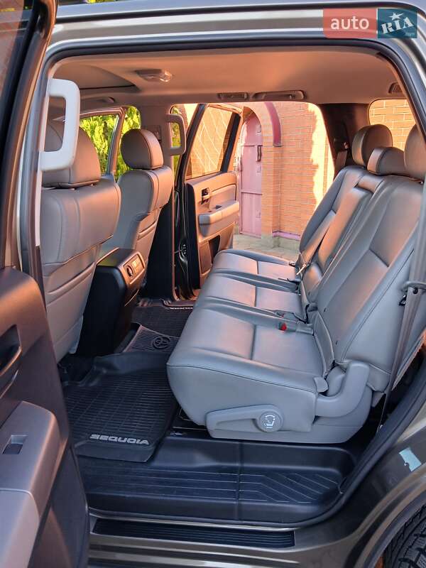 Внедорожник / Кроссовер Toyota Sequoia 2016 в Днепре