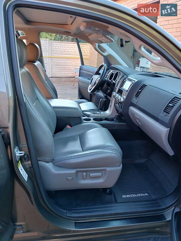 Внедорожник / Кроссовер Toyota Sequoia 2016 в Днепре