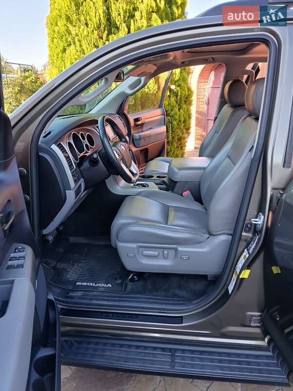 Внедорожник / Кроссовер Toyota Sequoia 2016 в Днепре