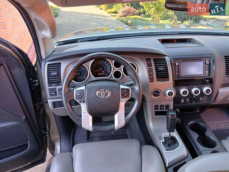 Внедорожник / Кроссовер Toyota Sequoia 2016 в Днепре