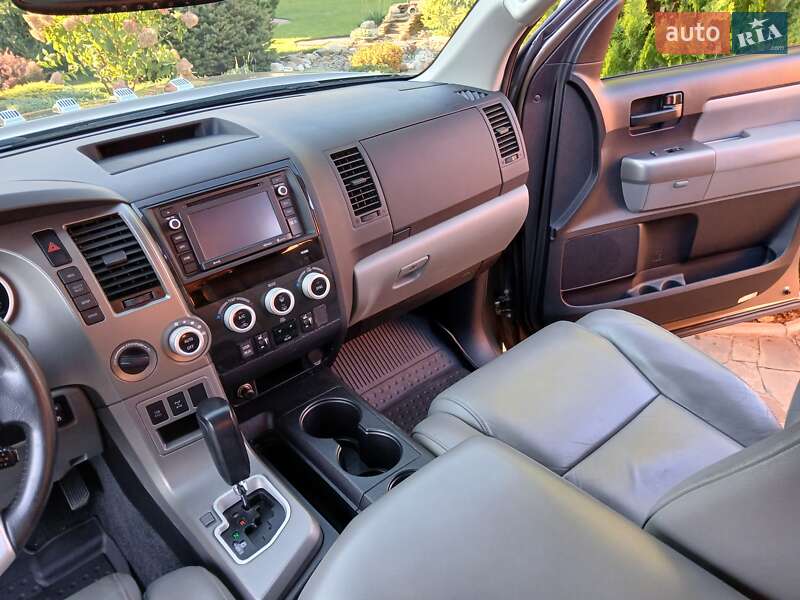 Внедорожник / Кроссовер Toyota Sequoia 2016 в Днепре