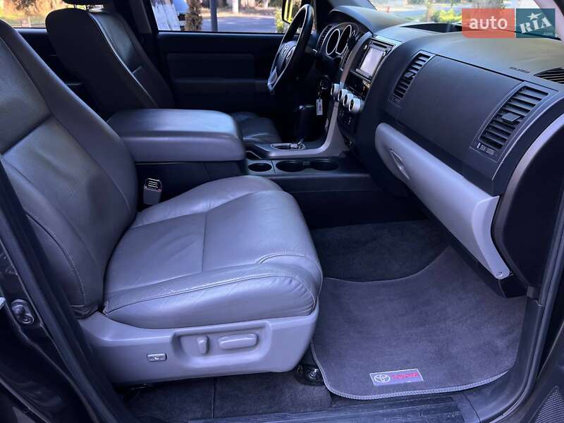 Внедорожник / Кроссовер Toyota Sequoia 2016 в Одессе