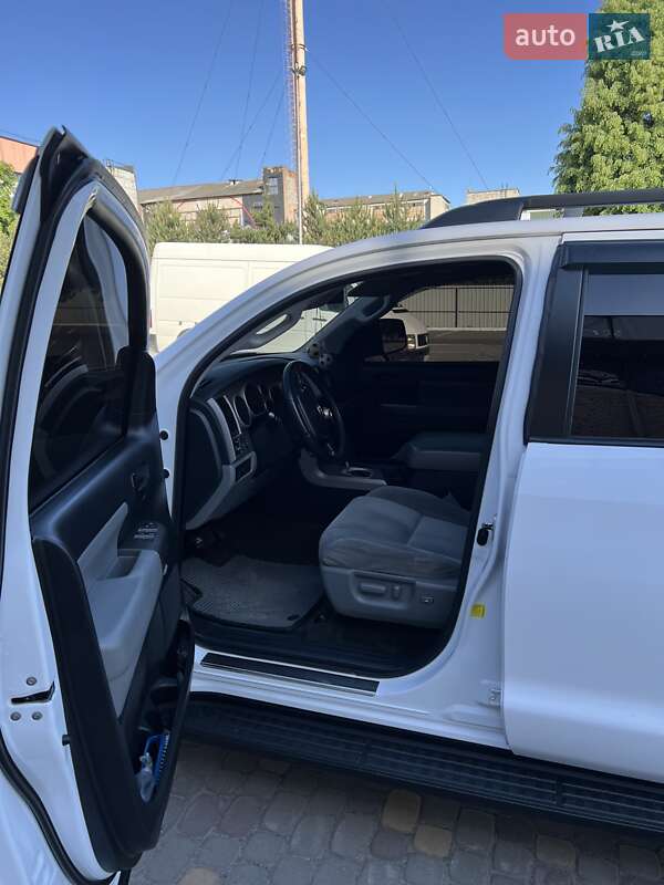 Внедорожник / Кроссовер Toyota Sequoia 2013 в Луцке
