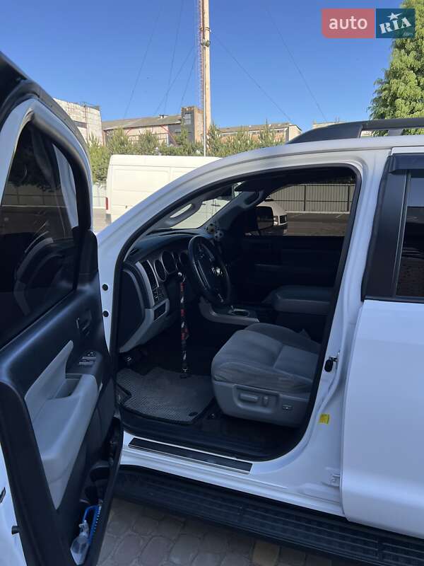 Внедорожник / Кроссовер Toyota Sequoia 2013 в Луцке