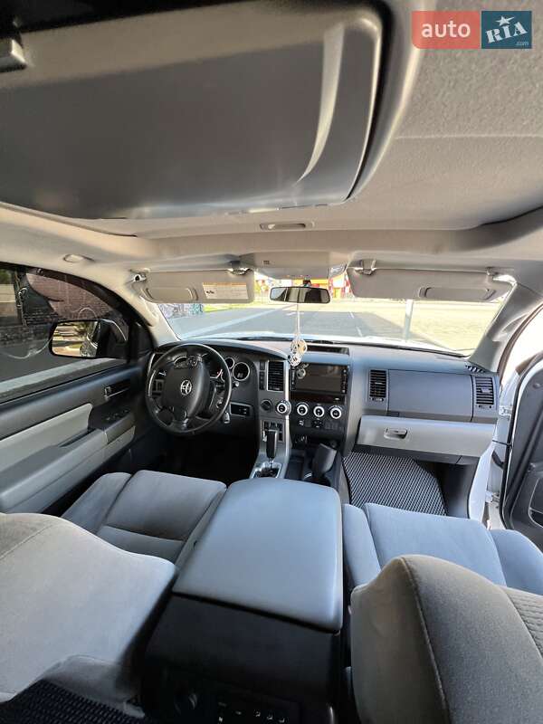 Внедорожник / Кроссовер Toyota Sequoia 2013 в Луцке