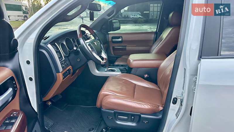 Внедорожник / Кроссовер Toyota Sequoia 2017 в Ковеле