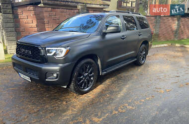 Внедорожник / Кроссовер Toyota Sequoia 2014 в 