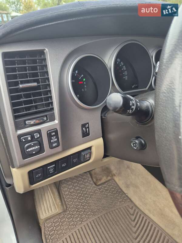 Позашляховик / Кросовер Toyota Sequoia 2011 в Первомайську