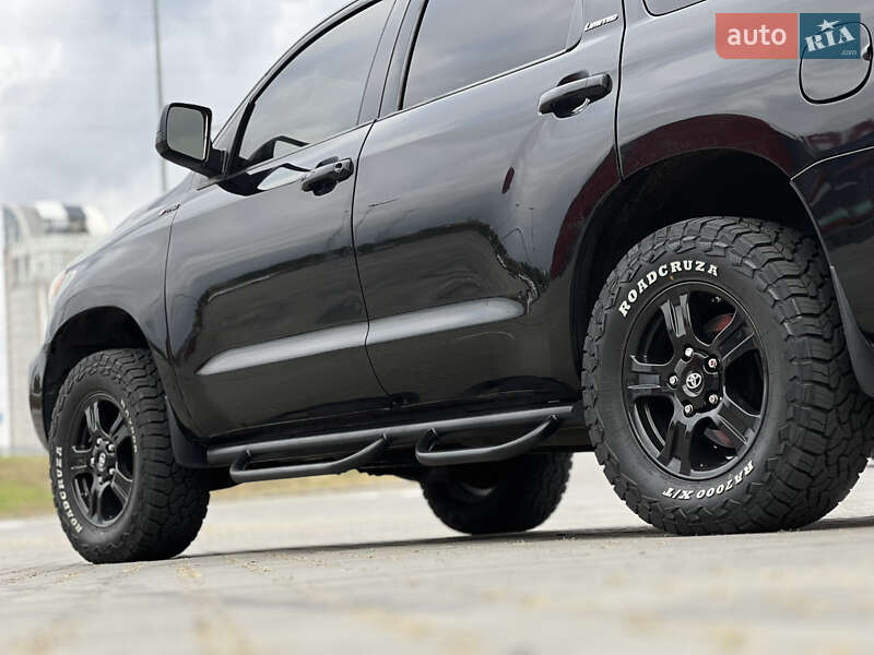 Внедорожник / Кроссовер Toyota Sequoia 2013 в Киеве