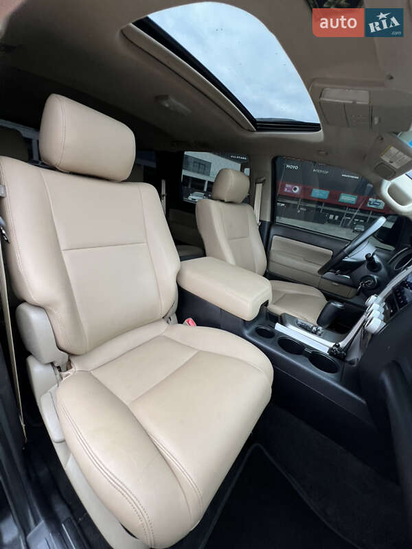 Внедорожник / Кроссовер Toyota Sequoia 2013 в Киеве