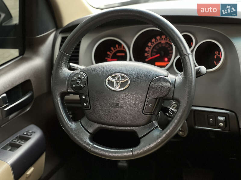 Внедорожник / Кроссовер Toyota Sequoia 2013 в Киеве