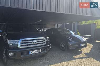 Позашляховик / Кросовер Toyota Sequoia 2016 в Ужгороді