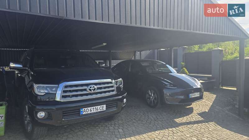 Внедорожник / Кроссовер Toyota Sequoia 2016 в Ужгороде