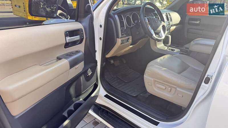 Внедорожник / Кроссовер Toyota Sequoia 2016 в Киеве