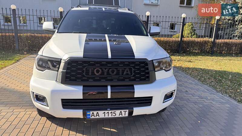 Внедорожник / Кроссовер Toyota Sequoia 2016 в Киеве